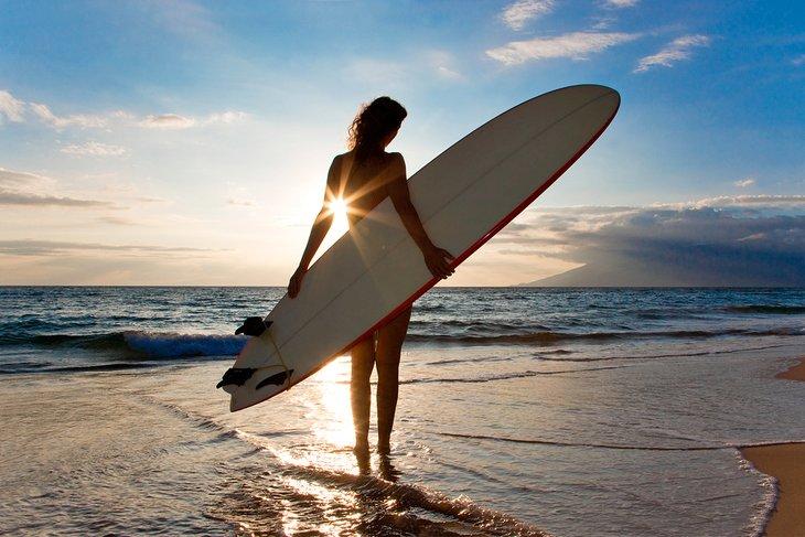 Surfista en Maui