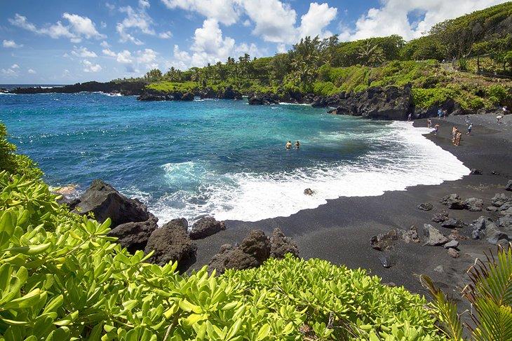 Playa de arena negra en el Parque Estatal Waianapanapa