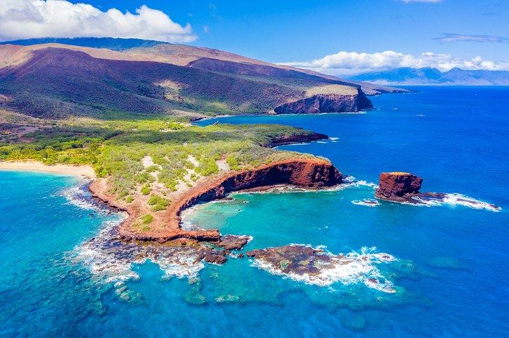 Vista aérea de la Bahía Hulopo'e y la Roca del Novio (Pu'u Pehe) en la Isla de Lanai