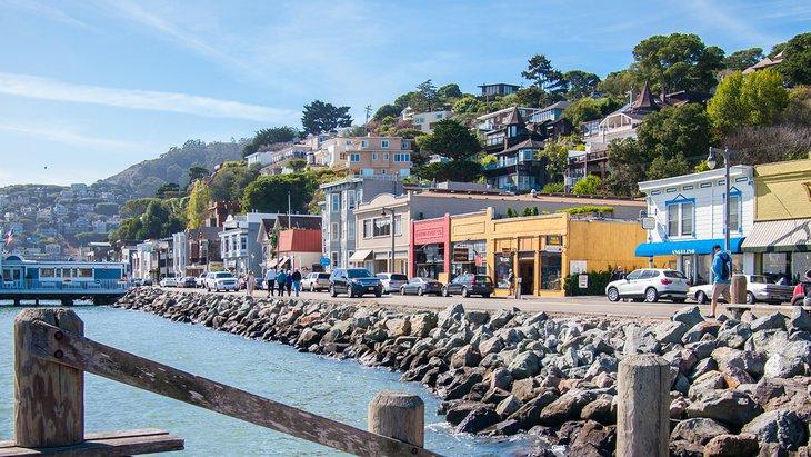 Magasins et restaurants le long de Bridgeway à Sausalito