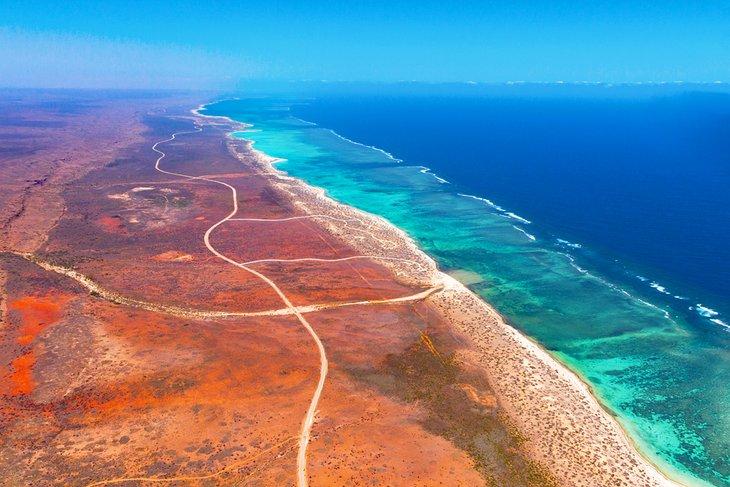 Vista aérea del Parque Nacional Cape Range y el Parque Marino Ningaloo, Australia Occidental