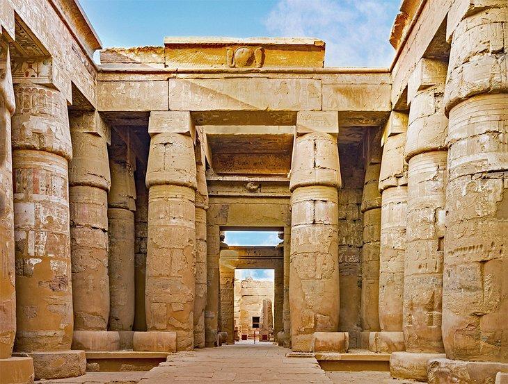 Tempel des Khonsu dekoriert mit Reliefs von heiligen Kobras