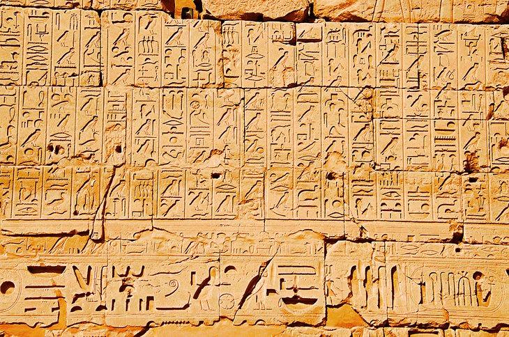 Sculptures hiéroglyphiques dans le Temple de Mut