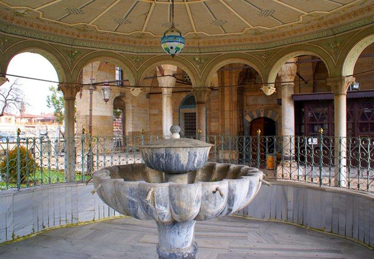 Fontaine en marbre au Musée Mevlana