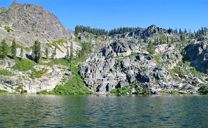 Lago Gold cerca del Camping Lakes Basin, Bosque Nacional Plumas