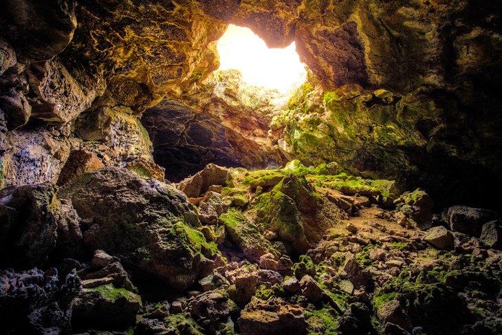 Explorando los tubos de lava cerca del Camping Indian Well