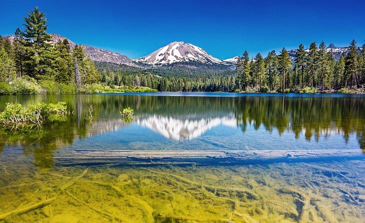 Pico Lassen visto desde el Lago Manzanita
