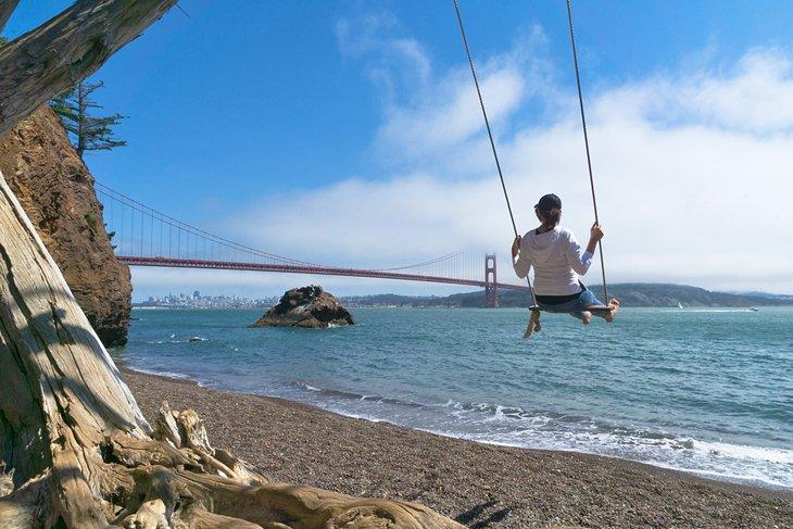 Un columpio en la playa en el Camping Kirby Cove
