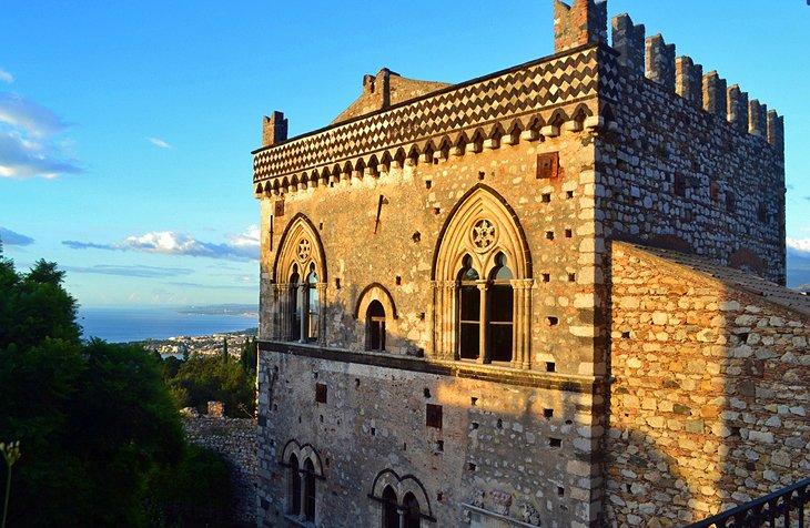 Porta Catania y Palazzo Duca di Santo Stéfano