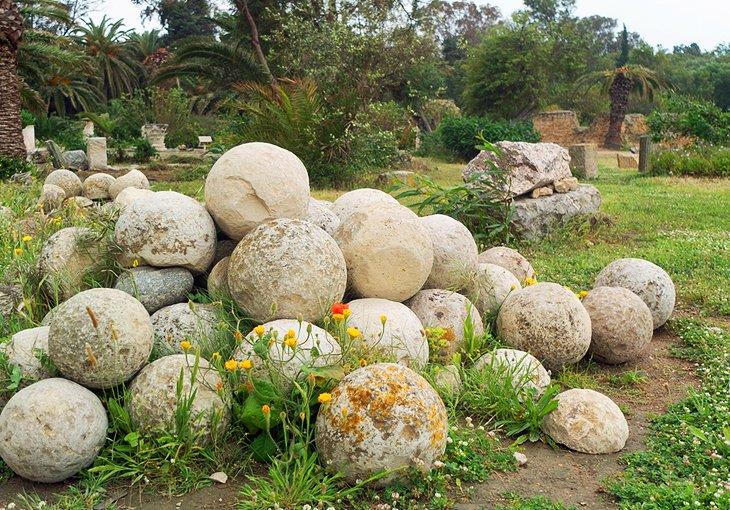 Bolas de cañón de piedra caliza en el Parque Arqueológico