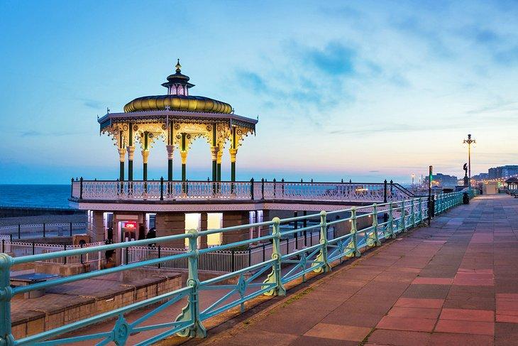 Pabellón indio y el paseo marítimo de Brighton