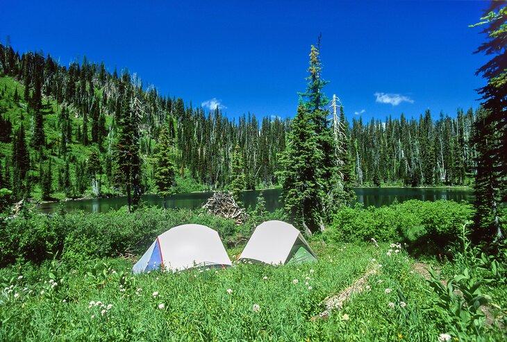 Camping en la montaña en Montana