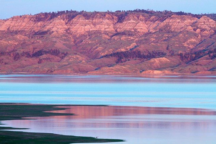 Crepúsculo en el Lago Fort Peck, Parque Estatal Hell Creek