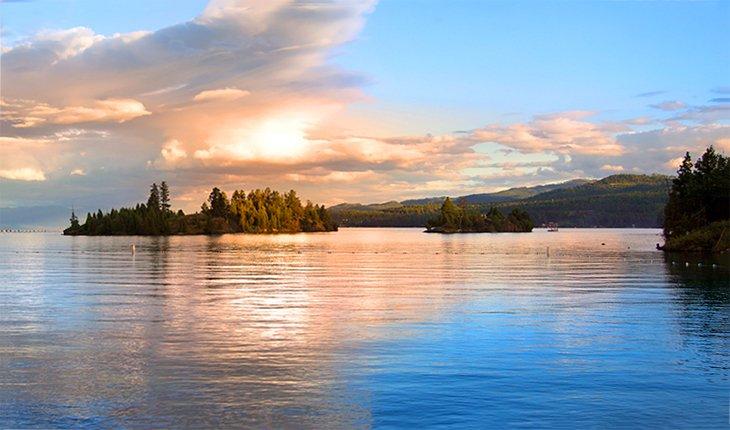 Lago Flathead por la tarde