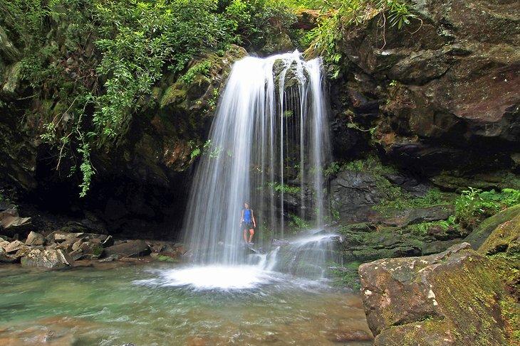 Senderista detrás de Grotto Falls