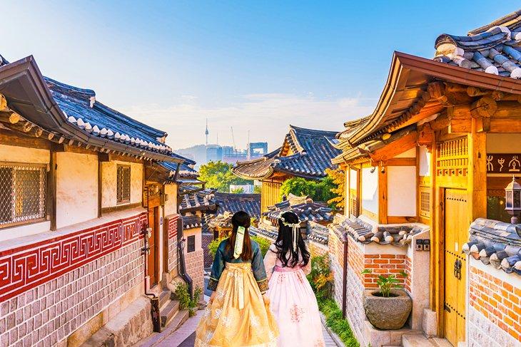 Niñas coreanas vestidas tradicionalmente en el Pueblo Bukchon Hanok
