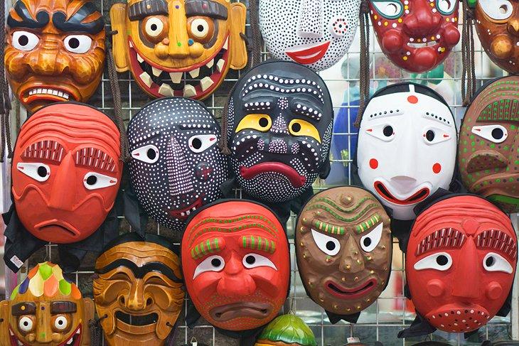 Máscaras tradicionales coreanas en una tienda de Insadong