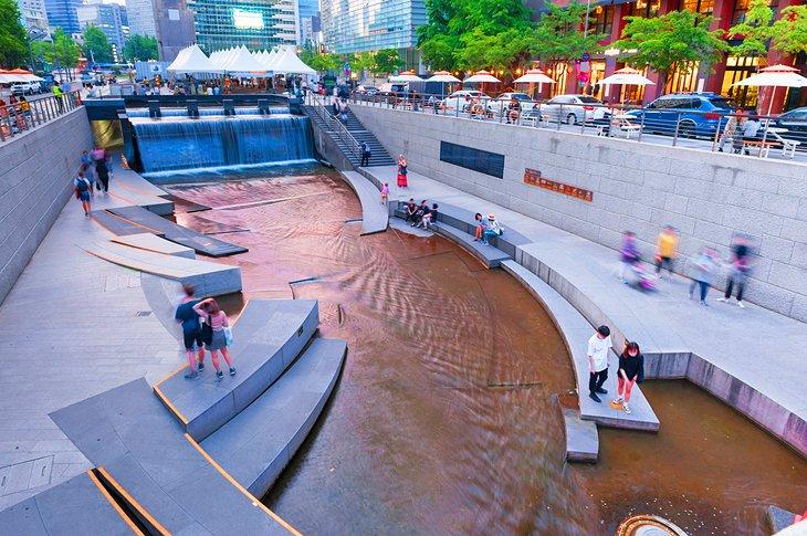 Arroyo Cheonggyecheon en el centro de Seúl