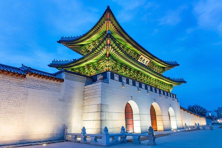 Puerta Gwanghwamun por la noche