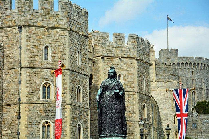 Statue von Königin Victoria vor dem Windsor Castle