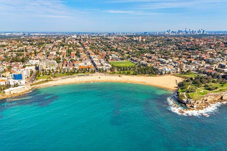 Luftaufnahme von Coogee Beach mit der Sydney CBD in der Ferne