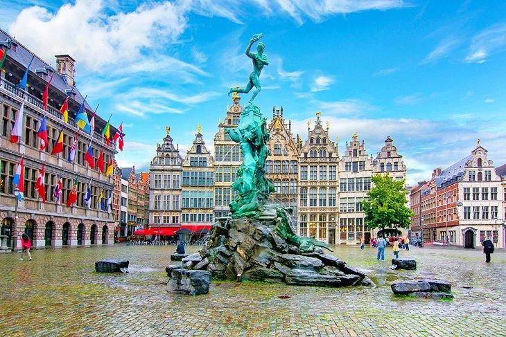 Fontaine Brabo sur le Grote Markt, Anvers