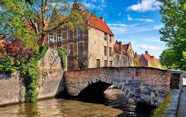 Canal et pont en pierre à Bruges