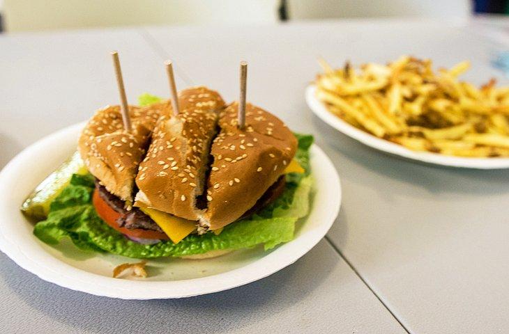 Hamburger et frites au Whitney Portal Store