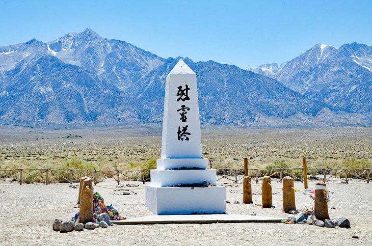 Obelisk in Manzanar, einem japanischen Umsiedlungslager aus dem Zweiten Weltkrieg