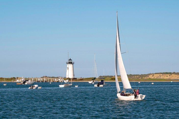 Navegando en el puerto de Edgartown en Martha's Vineyard