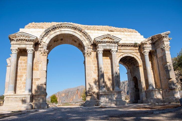 La puerta histórica de la Antigua Anazarva