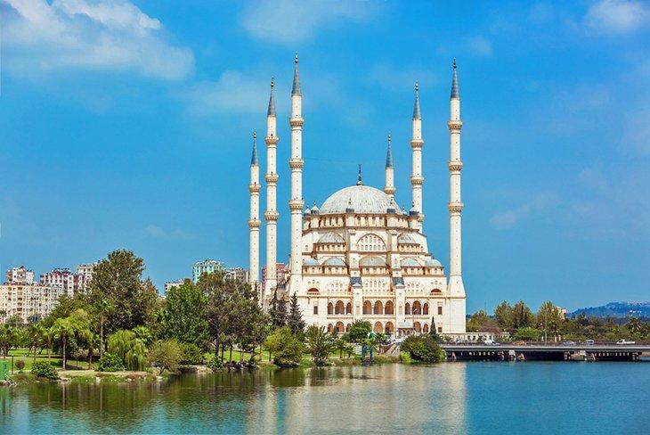 Mezquita Sabancı Merkez vista desde el río
