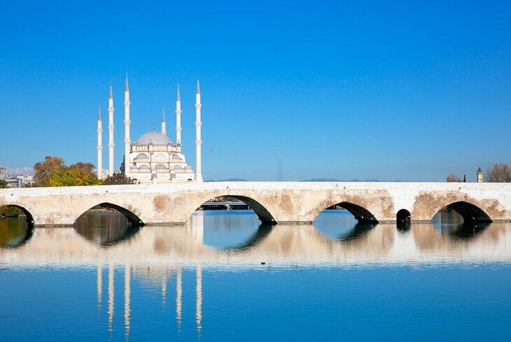 El Puente de Piedra y la Mezquita Sabancı Merkez, Adana, Turquía