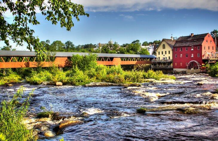 Riverwalk Überdachte Brücke über den Ammonoosuc River in Littleton, New Hampshire