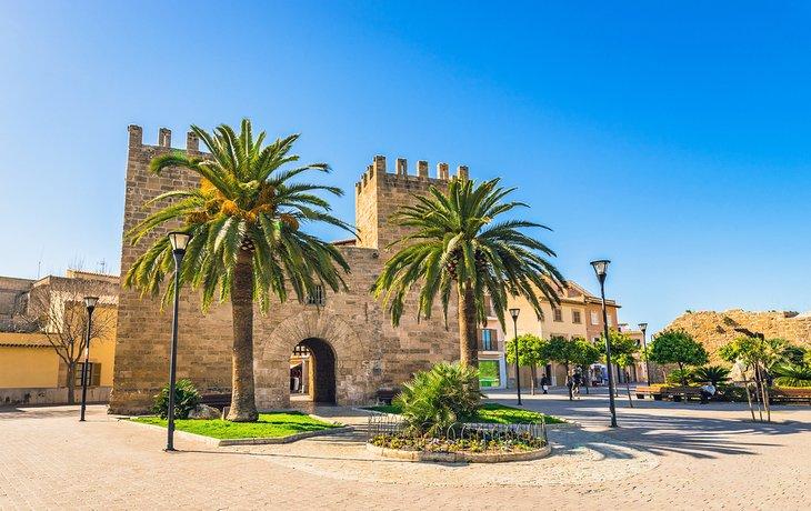 Puerta histórica que da acceso a la zona medieval amurallada de Alcúdia