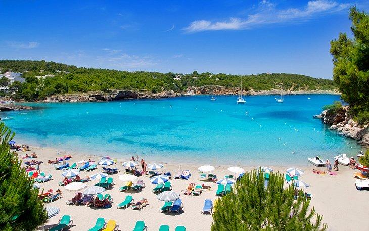 Resort de playa Cala Portinatx (isla de Ibiza)