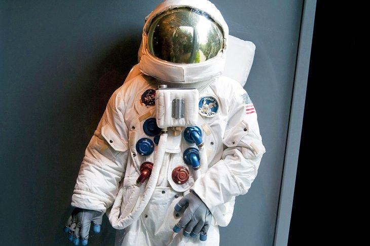 Traje espacial del Apollo 11 en el Museo Cradle of Aviation
