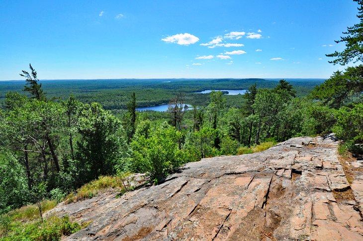 Vista sobre el Área Silvestre de Canoas de las Aguas Fronterizas desde la cumbre de Eagle Mountain