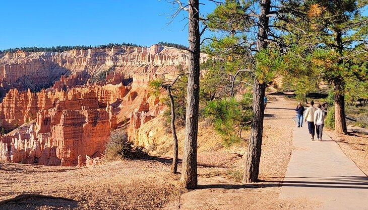Personas caminando en el sendero de Sunset Point a Sunrise Point por la mañana