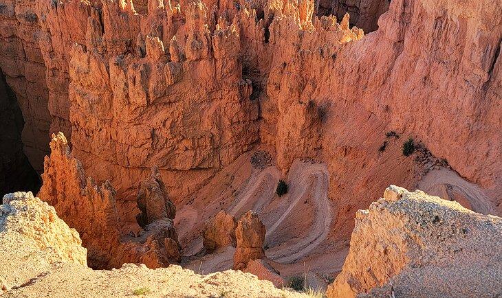 Revuelta al final del sendero Loop Navajo en la tarde