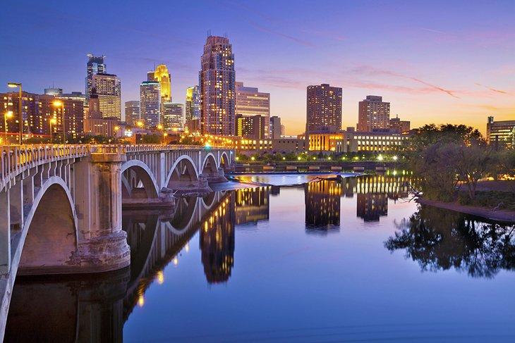 Centre-ville de Minneapolis au crépuscule