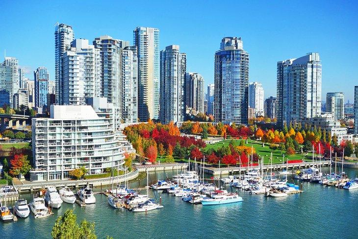 Couleurs d'automne dans False Creek, Vancouver
