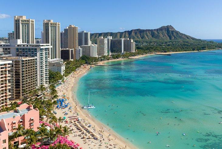 Plage de Waikiki avec Diamond Head au loin