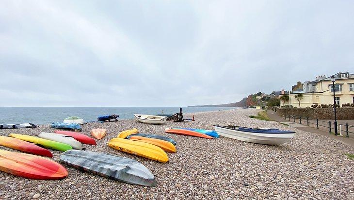 Kayaks sur la plage à Budleigh Salterton