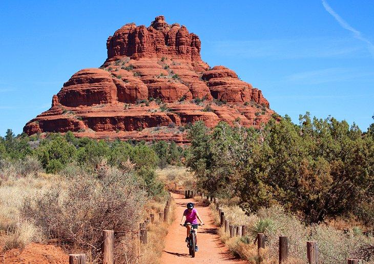 Ciclista de montaña frente a Bell Rock.
