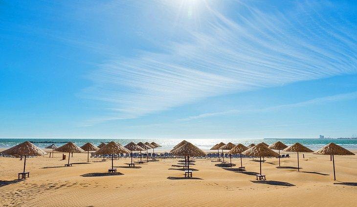 Sombrillas en una playa vacía en Agadir, Marruecos