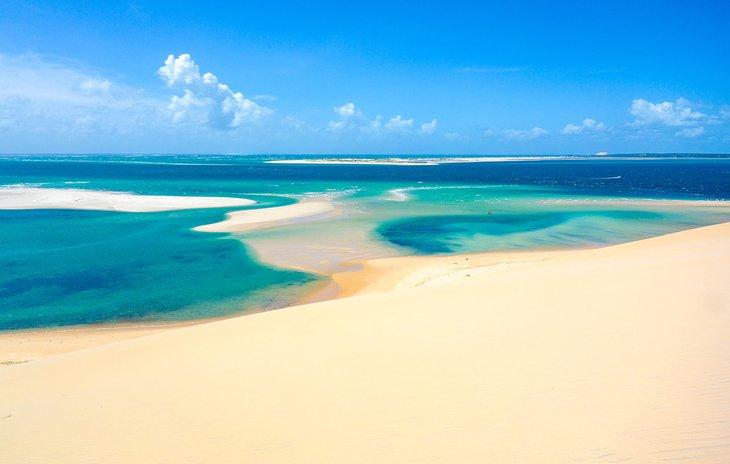 Dunas de arena y una impresionante playa en la Isla Bazaruto