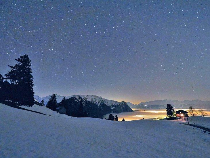 Ausblick über schneebedeckten Silum in der Nacht