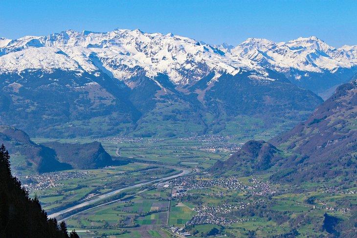 Ausblick über das Obere Rheintal in Liechtenstein von Gaflei