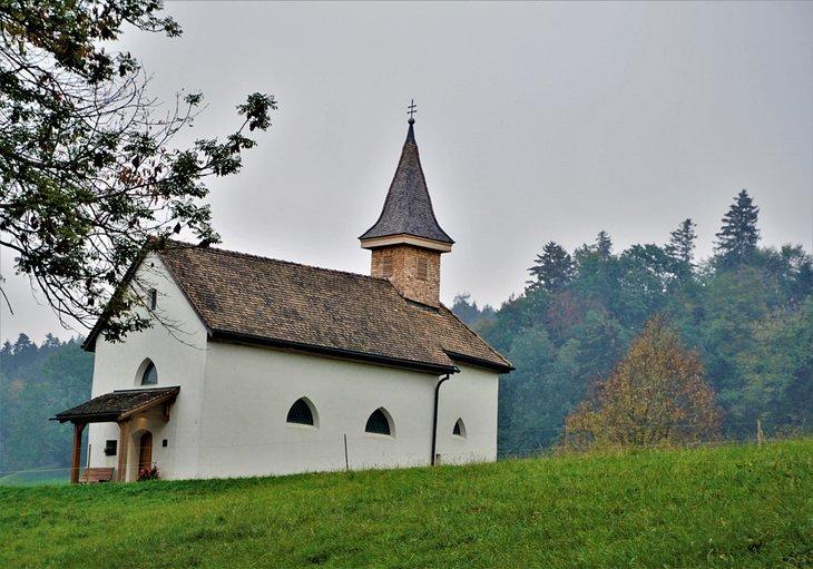 Kleine Kapelle im Dorf Hinterschellenberg
